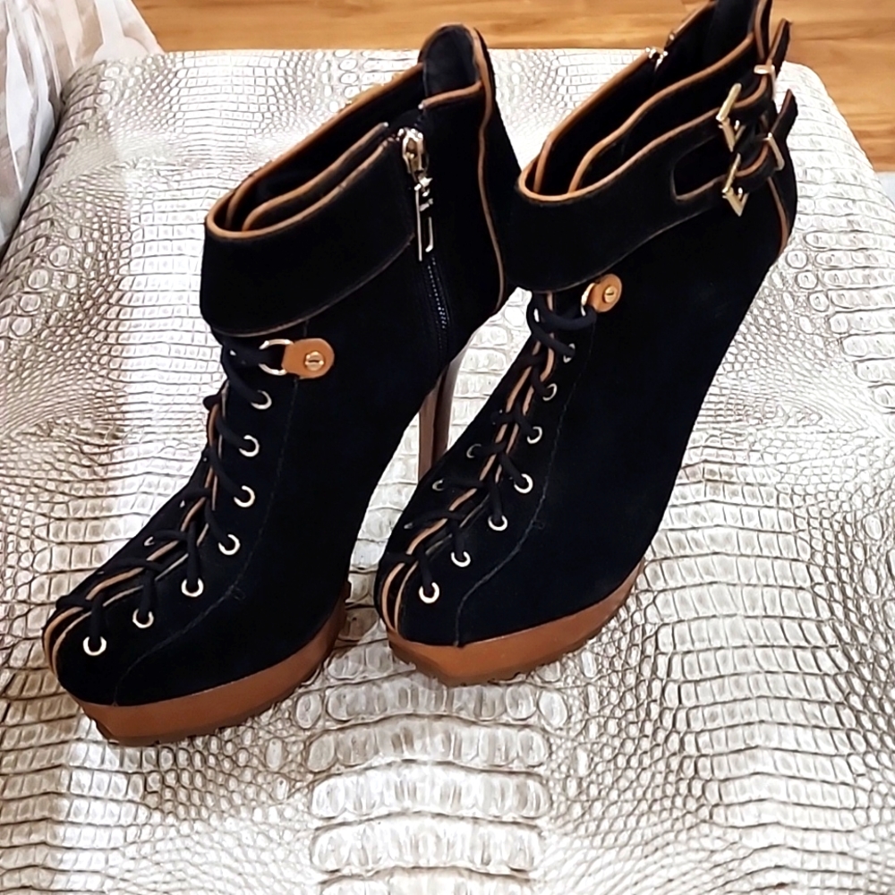 SCHUTZ brand new booties